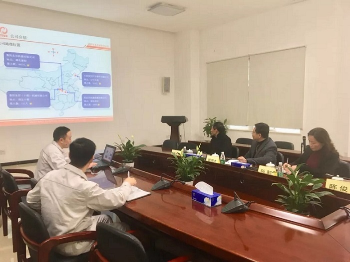 The company and Xiangyang Automobile Vocational and Technical College discussed a new model of enterprise-school cooperation